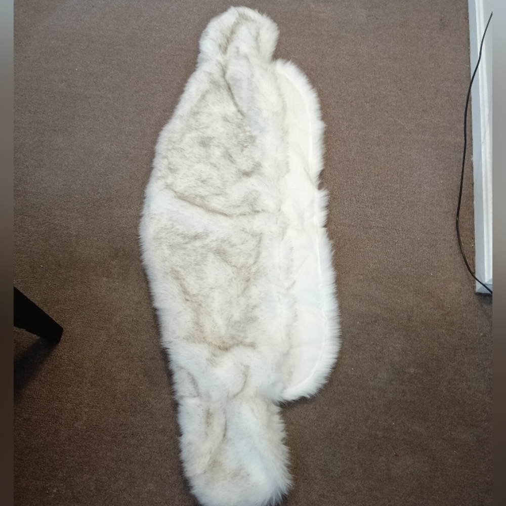 Elegant White Faux Fur Shawl  Length 55" Wide 18" - Picture 4 of 7